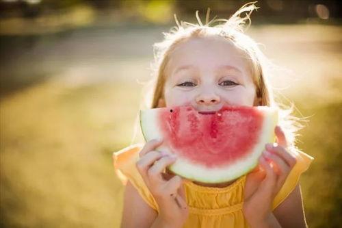 听小孩吃瓜,小瓜娃子的吃瓜日常