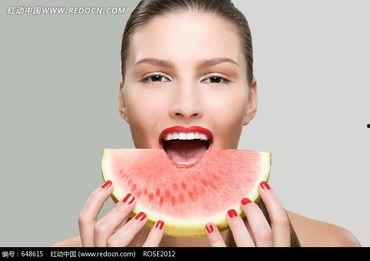 女生分享吃瓜照片,女生晒美食瞬间，快来一睹为快！”