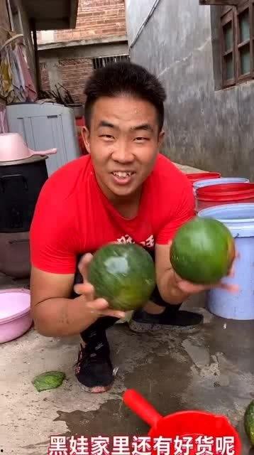 精神小伙吃瓜事件