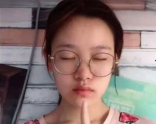 寝室吃瓜眼镜妹