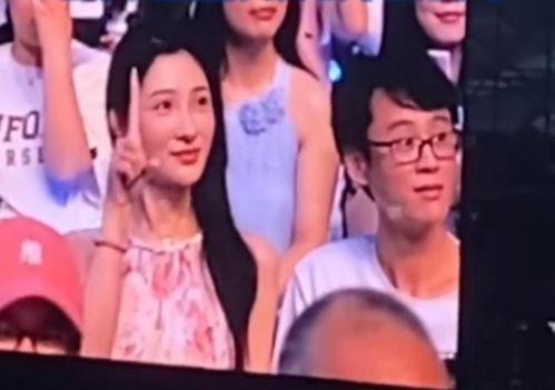 眼镜美女吃瓜视频,揭秘娱乐圈幕后趣闻