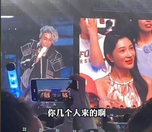 眼镜美女吃瓜视频,揭秘娱乐圈幕后趣闻