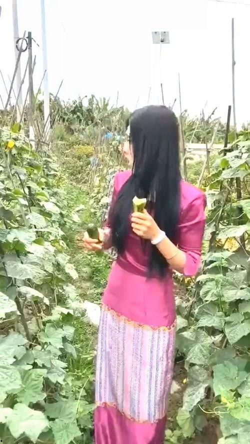 美女在湖边吃瓜,夏日风情尽收眼底