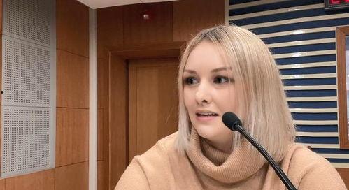 娜塔莎一家吃瓜,瓜田里的欢乐时光