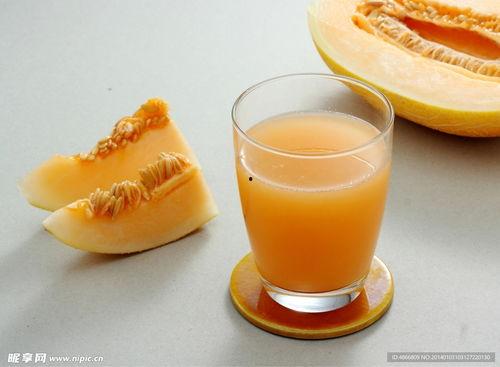 张嘴吃哈密瓜,尽享哈密瓜的甜蜜滋味