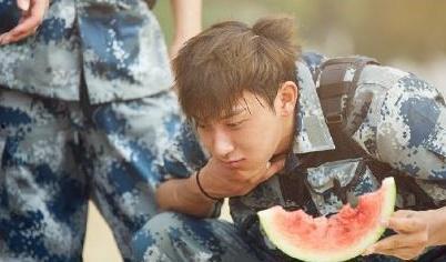 明星街边吃瓜图片,明星与瓜果的甜蜜邂逅