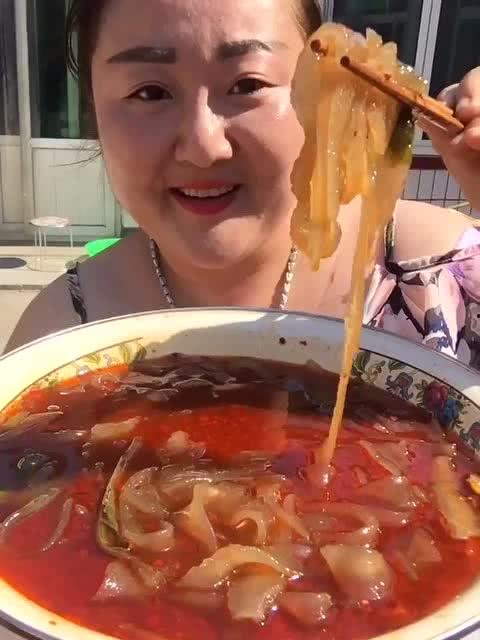 瓜妈和瓜大姐吃酸辣粉