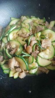 小瓜条如何炒着吃,家常美味轻松上桌