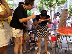 商场吃瓜情侣,商场吃瓜情侣的甜蜜日常