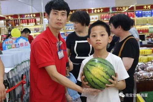 商场吃瓜情侣,商场吃瓜情侣的甜蜜日常